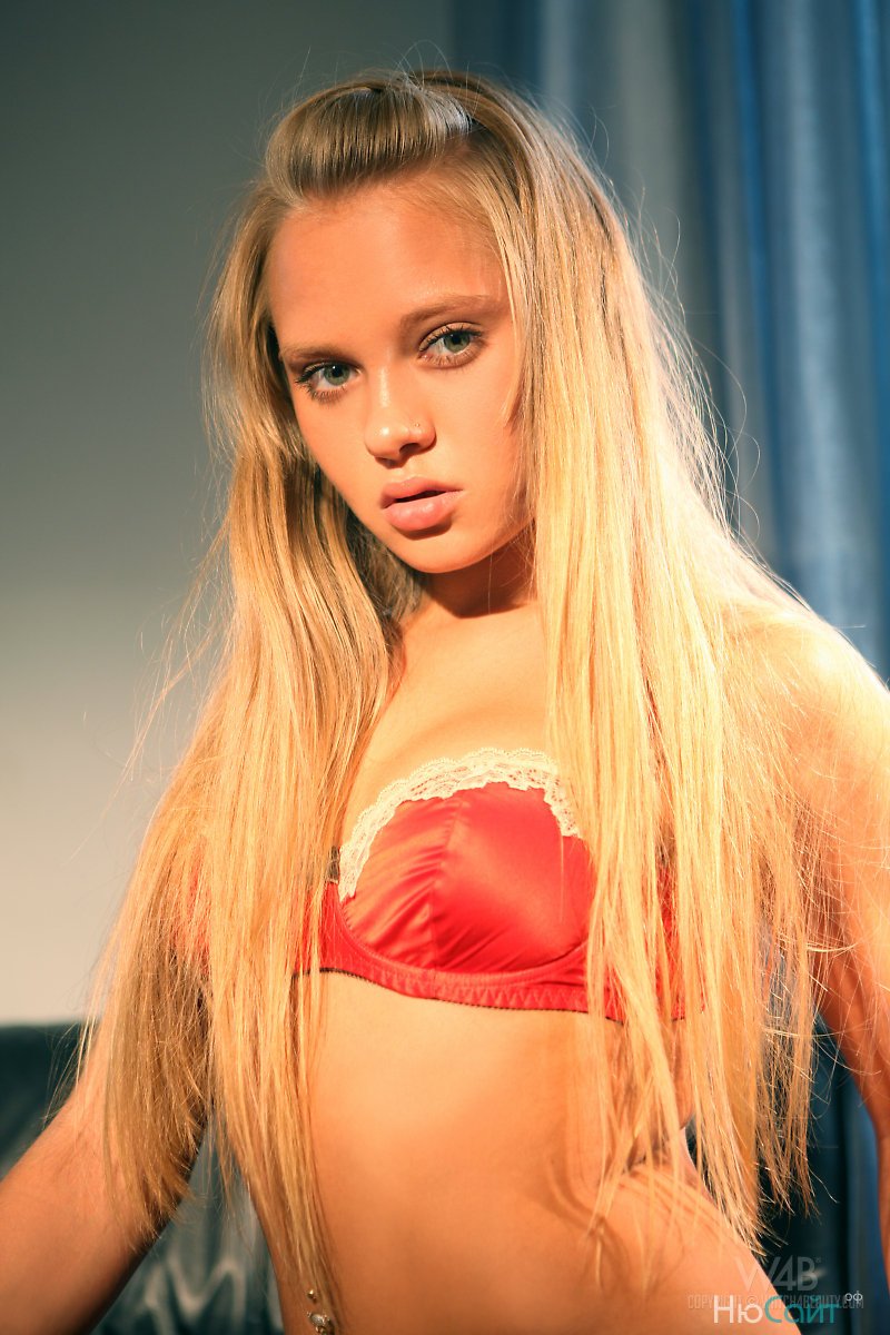 Молодая русская шлюха Willa голая на чёрном кожаном диване » Красивые голые  девушки на фото | Ню сайт